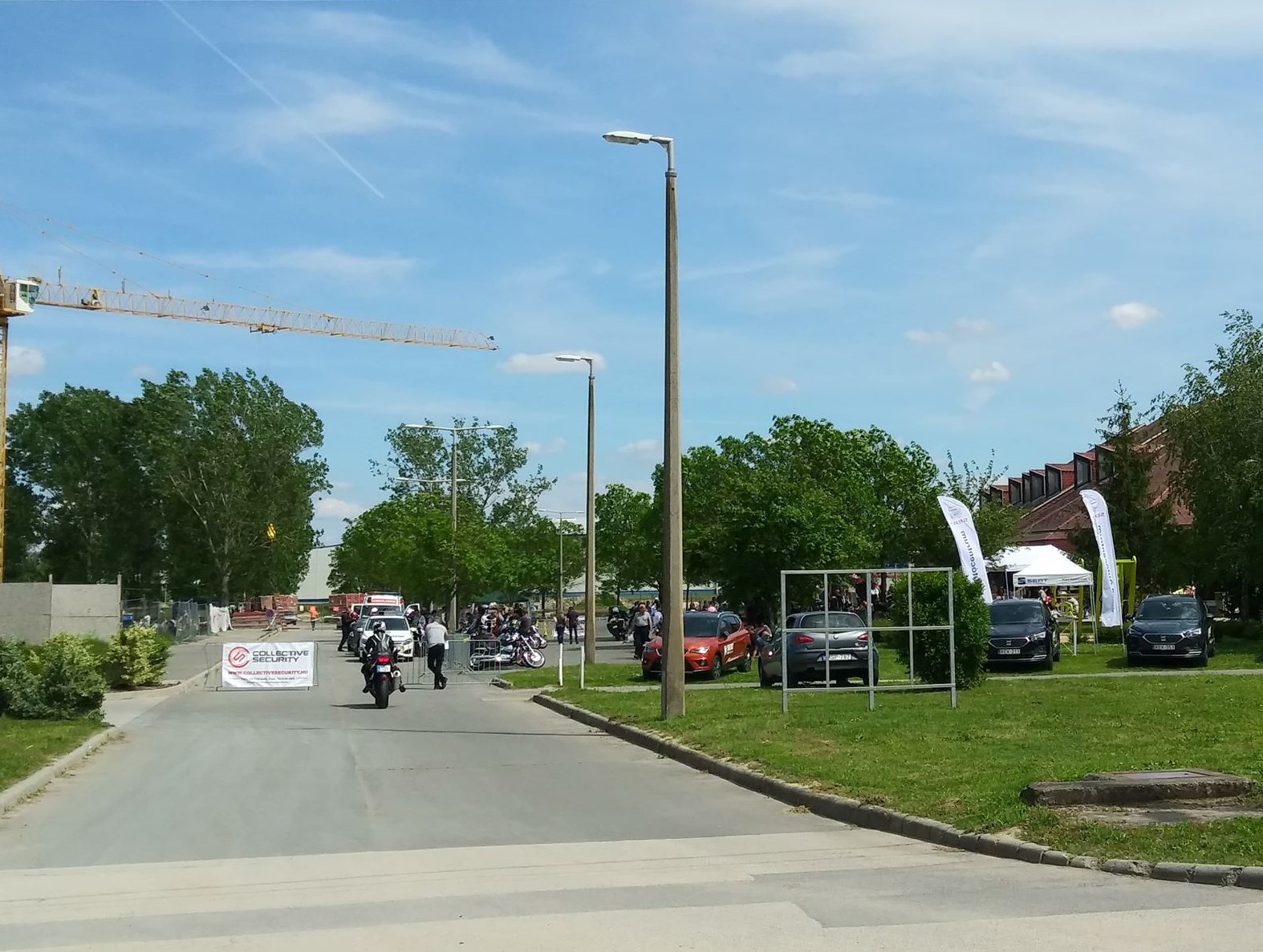 Természet, emelő daru, járművek - ilyen környezetben zajlottak a programok