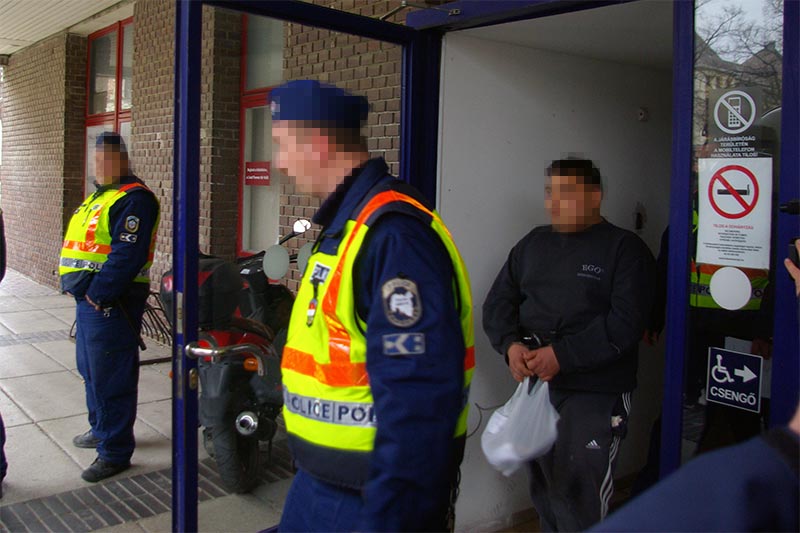 A Szekszárdi Járásbíróság előtt többször hangos csoport várta a férfit / Forrás: Kadarka.net